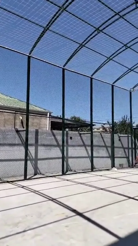 Rezin örtükdən əvvəl — beton baza üzərində tağvari polad karkas və tor