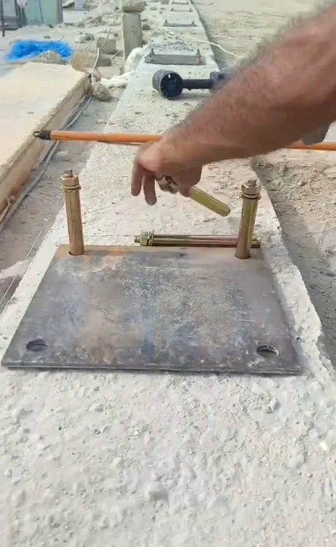 Mini stadion hasarı — beton bordürə ankerlə bərkidilən polad dirək lövhəsi