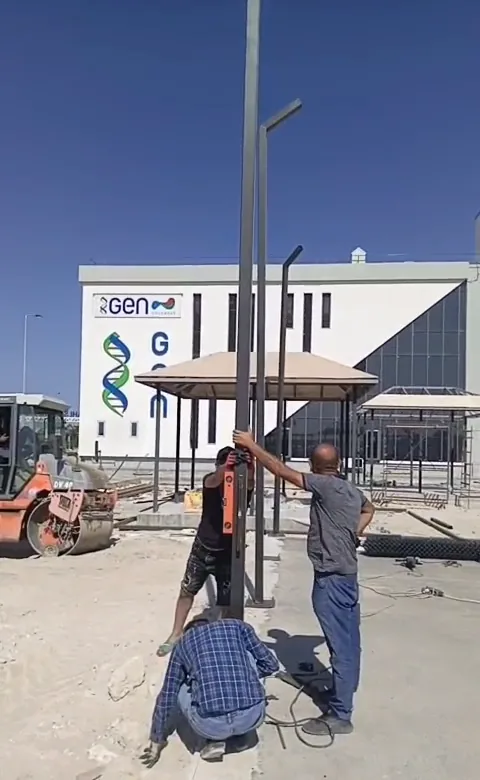 Mini stadion tikintisi — polad hasar dirəyinin quraşdırılması