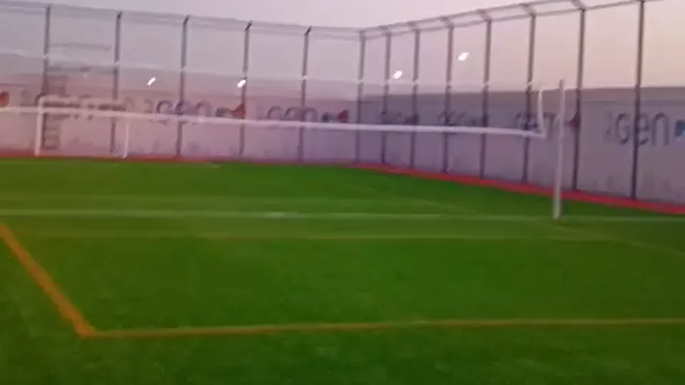Süni qazon örtüklü hazır mini stadion — futbol qapısı, xətlər və tor hasar
