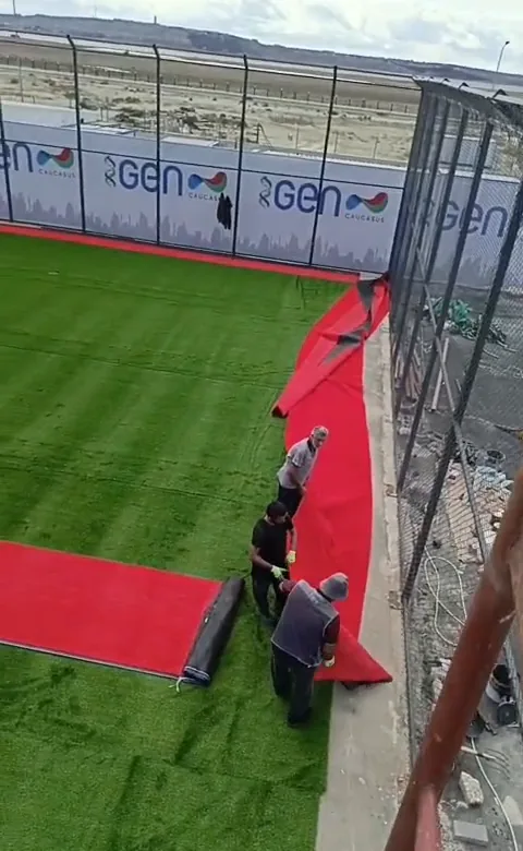 Mini stadionda süni qazon və qırmızı kənar zolağın döşənməsi