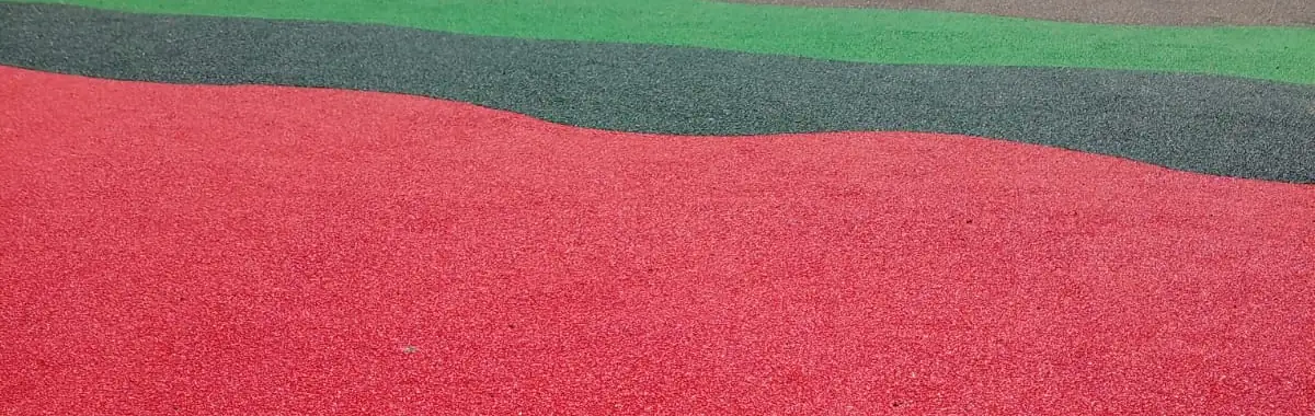Yerində tökülmüş rezin döşəmə — qırmızı, boz və yaşıl EPDM zonaları