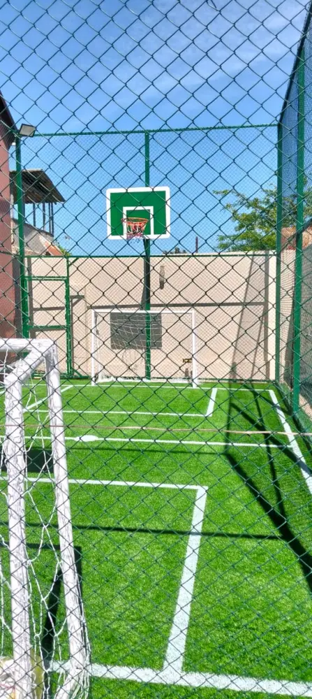 Süni qazon meydança — basketbol lövhəsi və futbol qapısı