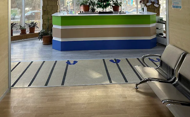Tibbi linoleum döşəmə — klinikada tikişsiz örtük və dekorativ zolaq işi